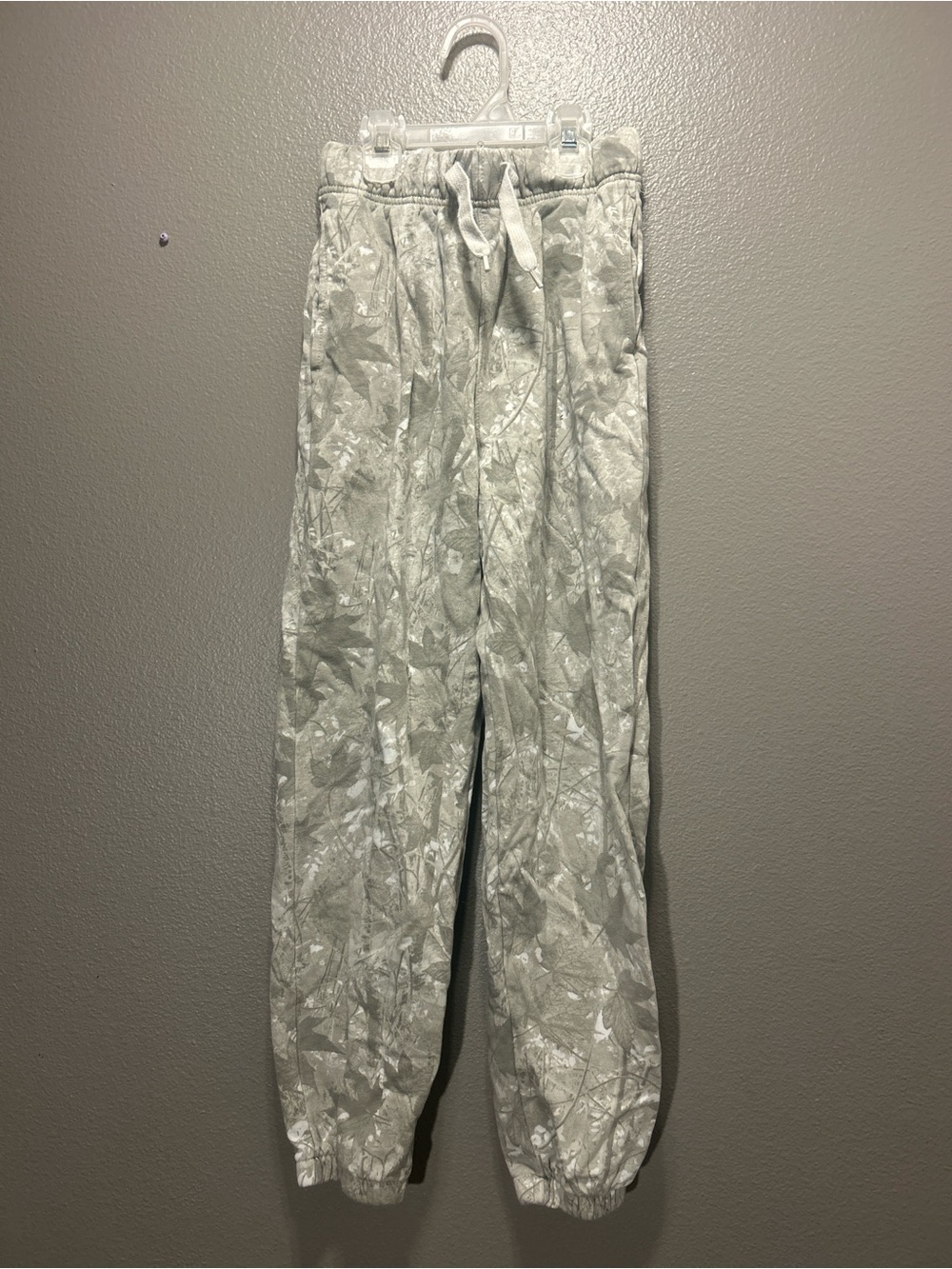 Old Navy Boys Green Maple Leaf Camo Joggers Sweatpants Size Large 10-12